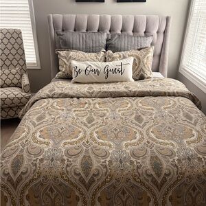 Tahari Elegant Paisley Queen Duvet cover/sham Set in Gold and Gray